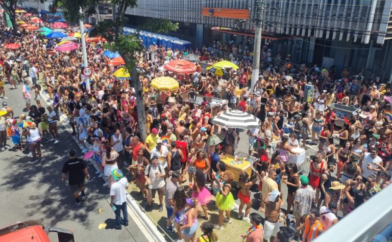 VÍDEOS I Regional da Nair anima os foliões no Centro de Vitória