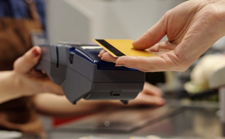 Vai aproveitar o Carnaval? Veja dicas para curtir sem cair em fraudes bancárias