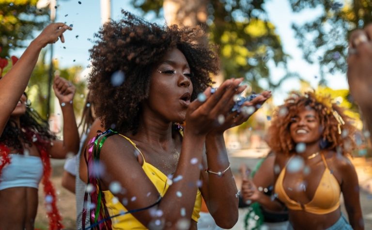 Veja dicas para passar a folia de Carnaval sem infecções respiratórias