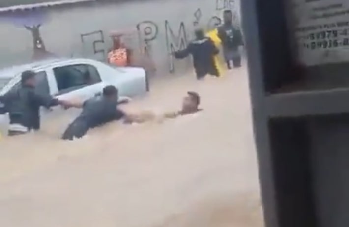 Vídeo: corrente humana salva homem de enxurrada em Paraty, no Rio de Janeiro