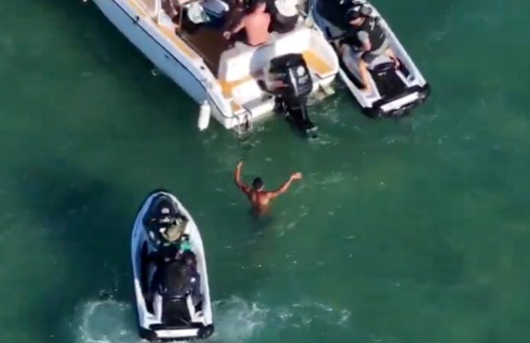 Vídeo: traficante foragido do CV pula no mar, mas é preso em lancha em Cabo Frio