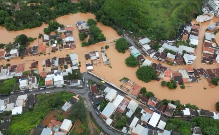 Vídeos aéreos mostram cidade mineira completamente coberta pela água