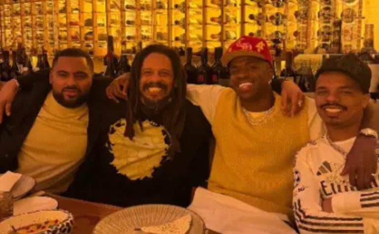Vini Jr. comemora vitória do Real Madrid com parentes de Bob Marley