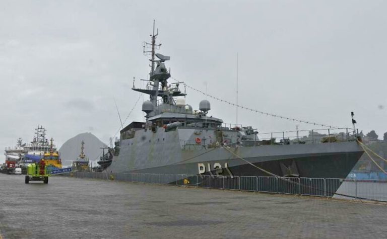Visita a navio de guerra com entrada liberada no domingo