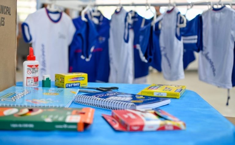 Vitória inicia a distribuição de 40 mil kits de material escolar e uniformes