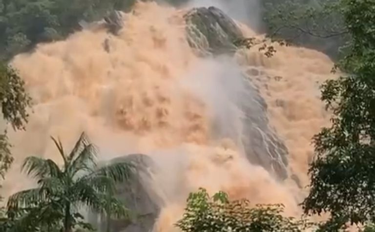 Volume da Cachoeira da Fumaça impressiona após chuvas no Sul do ES