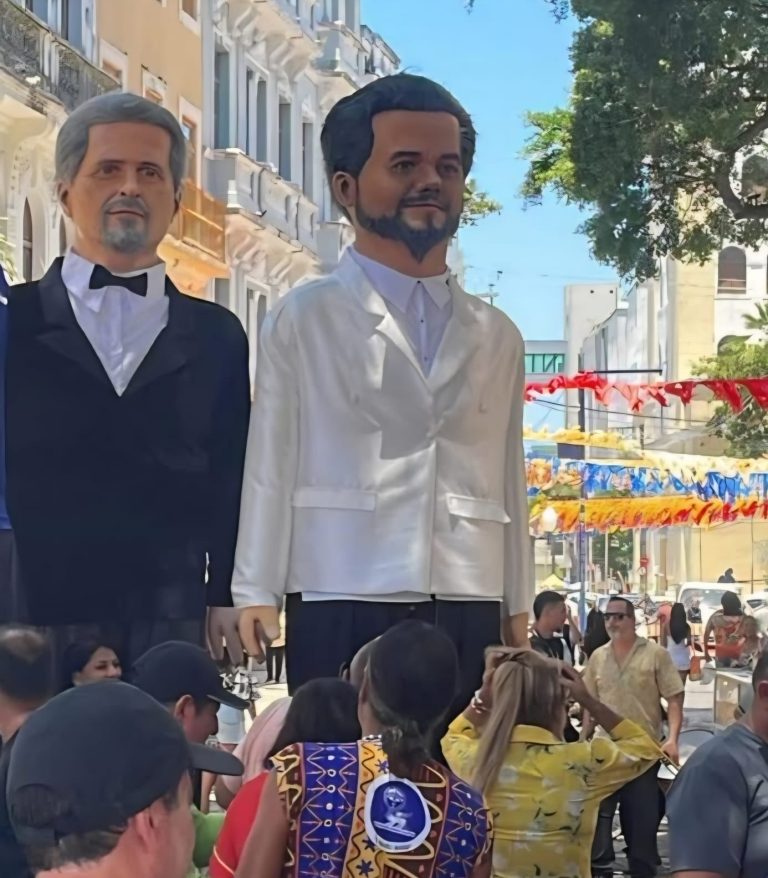 Wagner Moura e Kleber Mendonça Filho viram bonecos gigantes