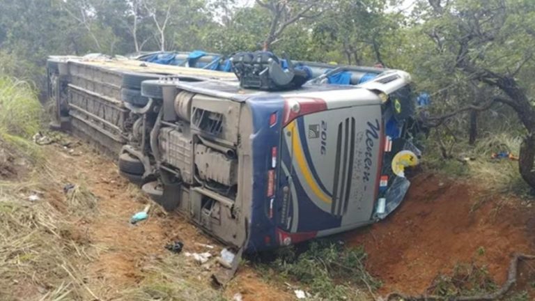 Acidente com ônibus que ia de São Paulo para Pernambuco deixa ao menos dois mortos