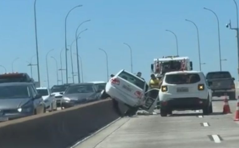 Acidente com veículo fecha uma faixa da Terceira Ponte no sentido Vitória