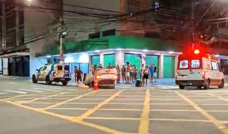 Acidente deixa três feridos e um carro capotado no Centro de Vitória