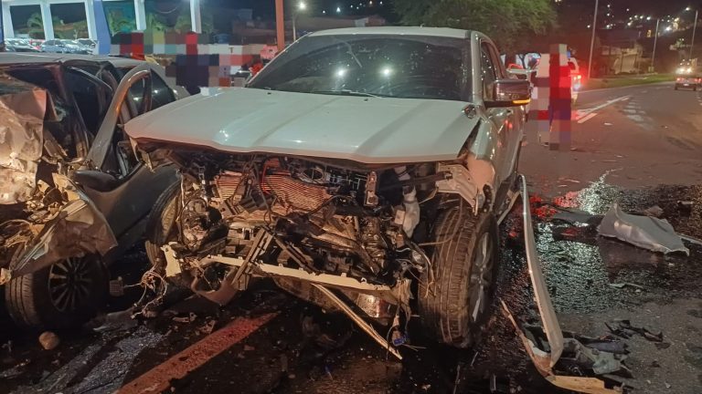 Acidente entre carro e caminhonete deixa um casal morto, em Pombos