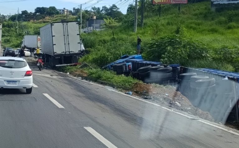 Acidente entre duas carretas complica trânsito na Rodovia do Contorno, em Cariacica