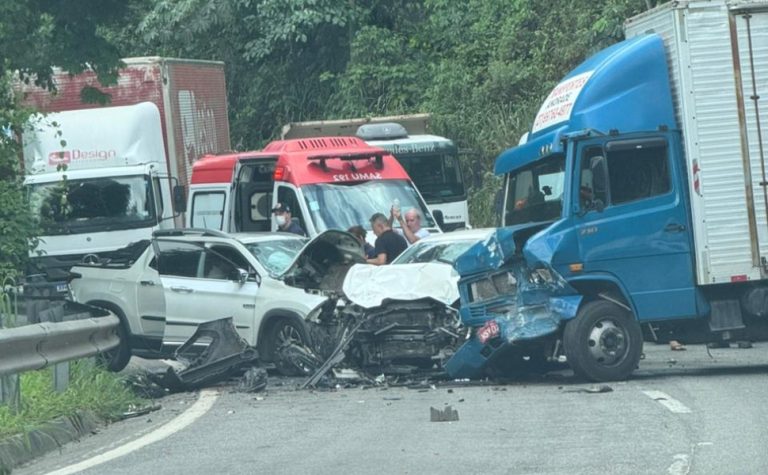 Acidente grave com três veículos deixa motorista preso às ferragens na BR-262