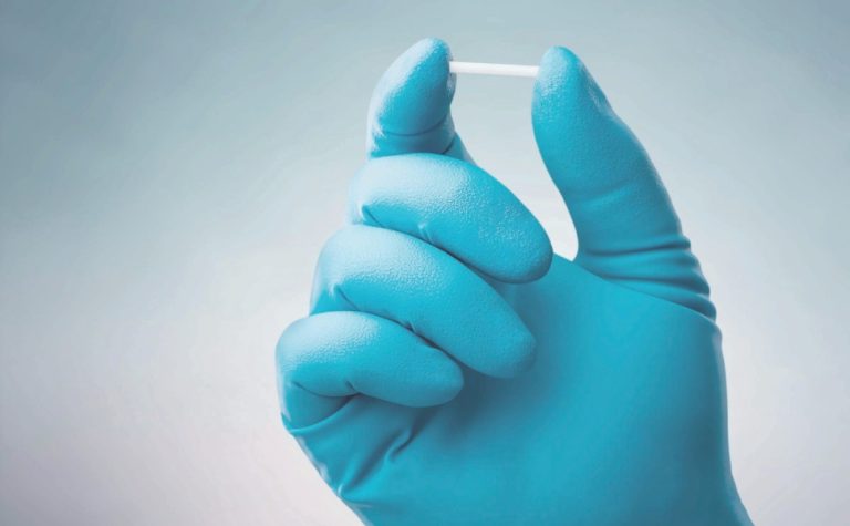 Alerta na saúde: proibido chip hormonal em farmácias de manipulação