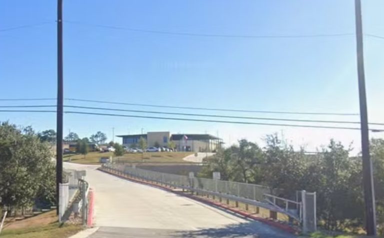 Aluno de 15 anos atira em professora e é achado morto em escola nos EUA