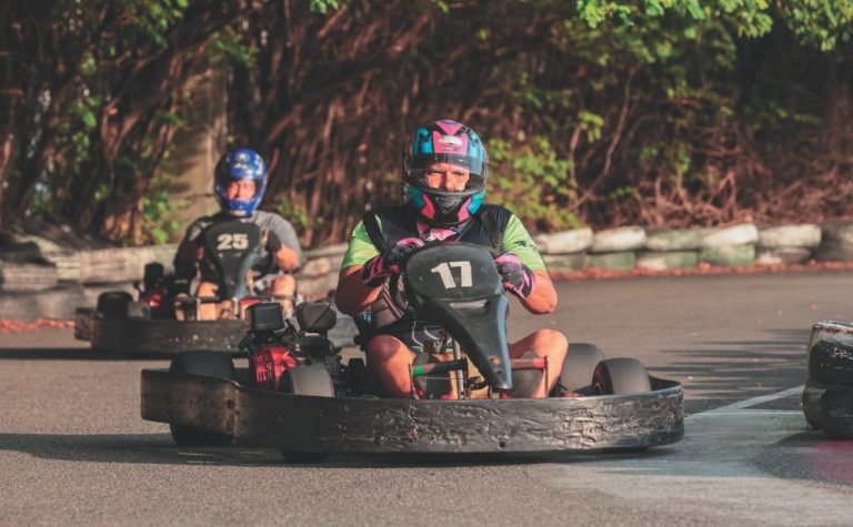 Após cirurgia no quadril, piloto volta às pistas de kart aos 61 anos