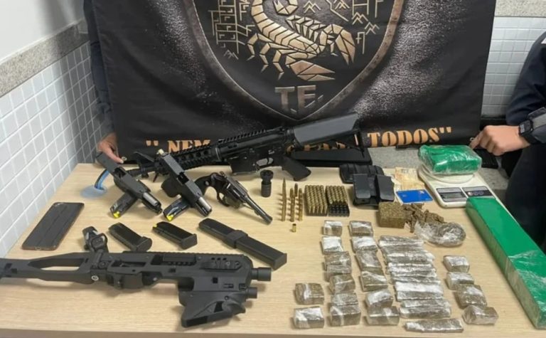Armamento e drogas são encontrados em casa de suspeito preso após ameaçar vizinhos
