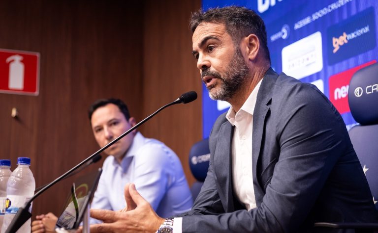 Artur Jorge promete reação do Cruzeiro após choro de presidente
