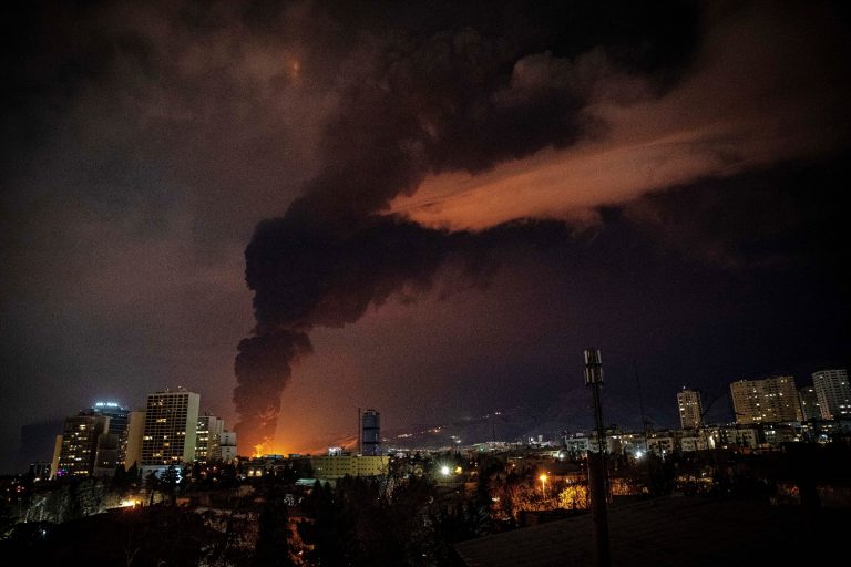 Ataque de Israel a tanques de petróleo no Irã escurecem céu de Teerã