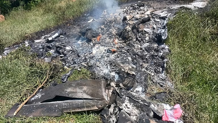 Avião de pequeno porte cai em cidade do RJ e deixa dois mortos