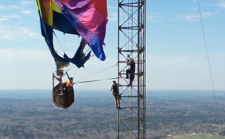 Balão atinge torre e deixa casal preso a 300 metros de altura nos EUA