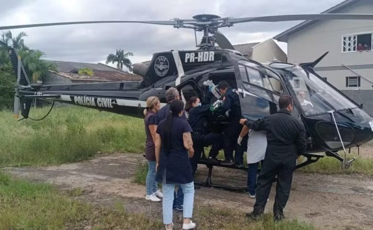 Bebê morre ao ser ejetado de cadeirinha sem cinto em acidente em SC