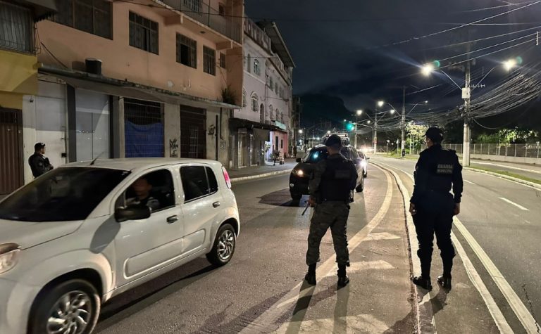 Blitze guincham carros por pneu careca e farol queimado no ES