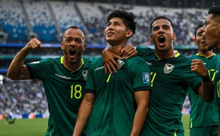 Bolívia vira diante de Suriname na repescagem e pega Iraque por volta à Copa