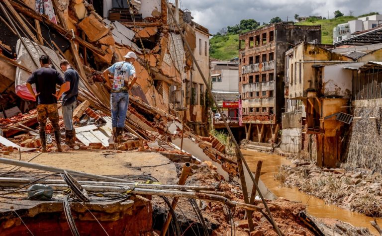 Bombeiros continuam buscas pela última pessoa ainda desaparecida em Ubá