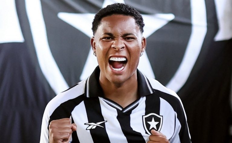 Botafogo fecha com novo lateral Caio Roque
