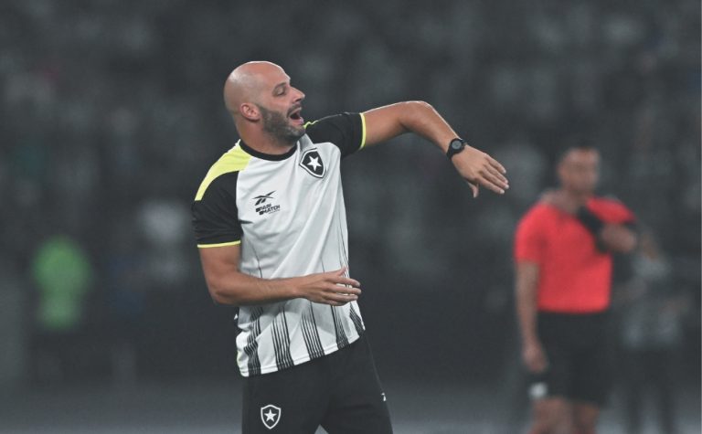 Botafogo negocia com português ex-auxiliar de Arthur Jorge
