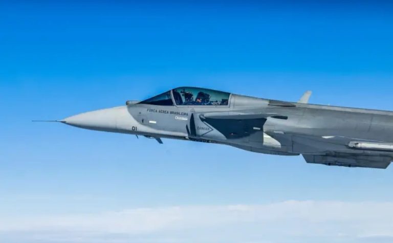 Brasil apresenta primeiro caça F-39 Gripen fabricado no país. Veja fotos