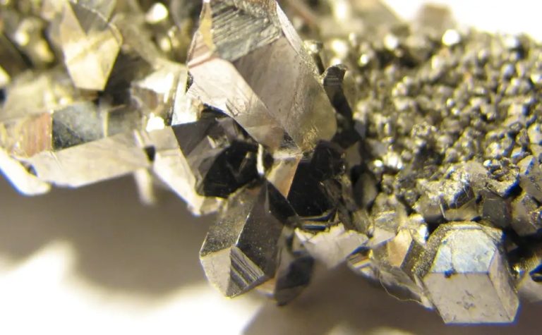 Brasil busca parceria com Europa para exploração de minerais críticos