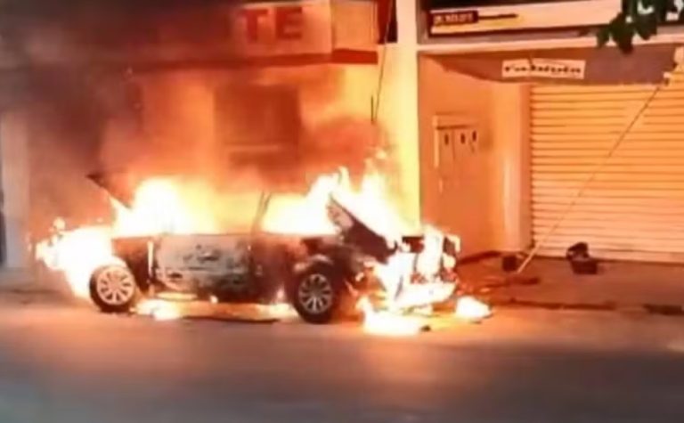Briga no trânsito termina com carro incendiado e três detidos em Guaçuí