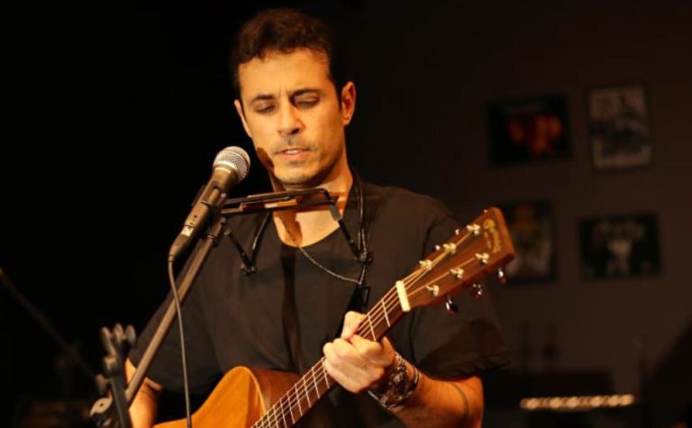 Campeão de futevôlei se rende à música e lança disco