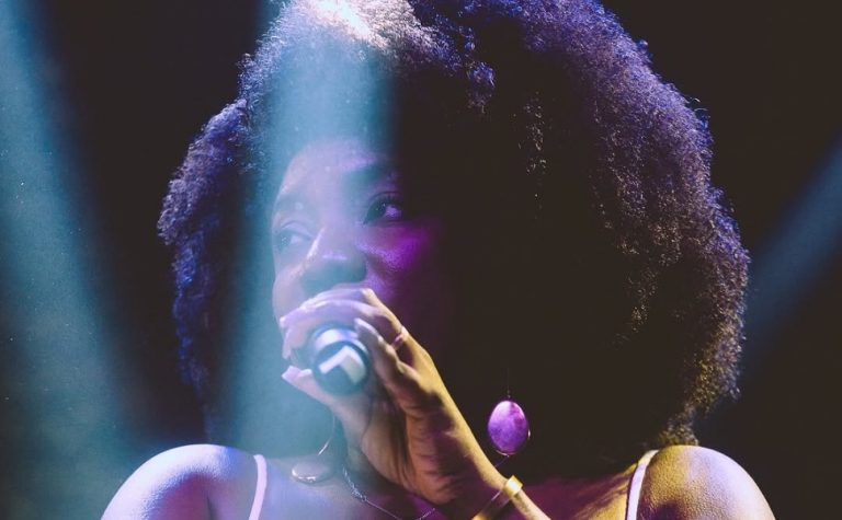 Cantora de samba Adriana Araújo entra em coma após sofrer aneurisma cerebral
