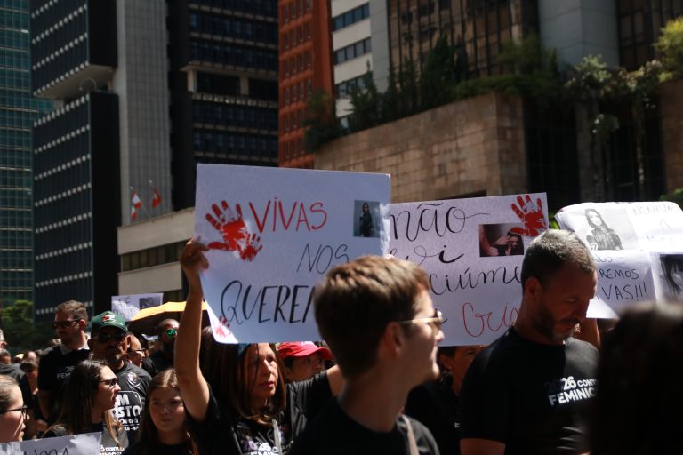 Capitais brasileiras têm atos pelo fim da violência contra as mulheres