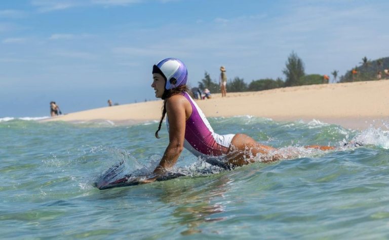 Capixaba Luna Hardman é campeã de bodyboarding em Pipeline