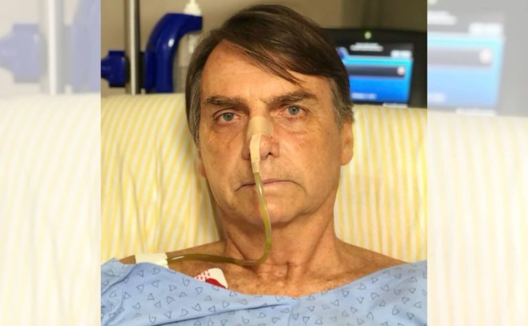 Carlos Bolsonaro publica foto do pai em hospital: ‘situação é muito delicada’