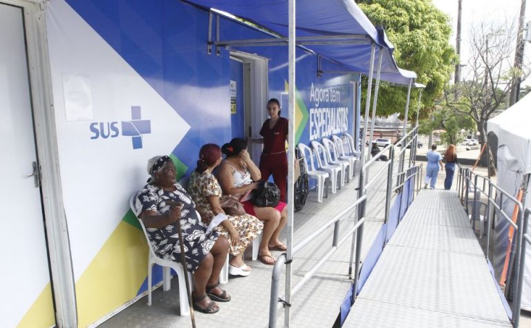 Carreta da Mulher oferece consultas e exames na Serra
