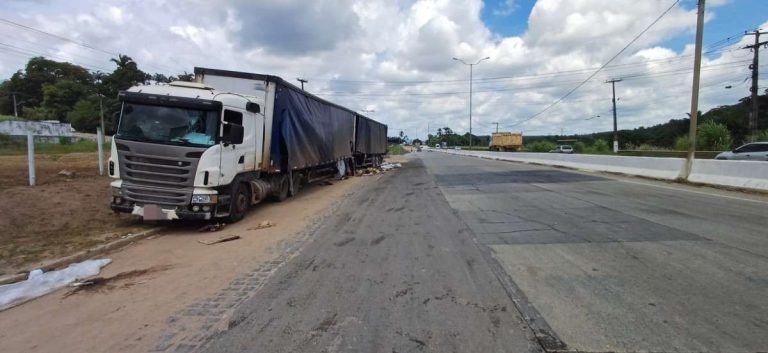 Carreta sai da pista na BR-101 em Palmares e carga de óleo é saqueada