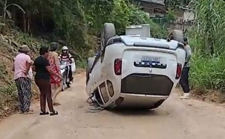 Carro da prefeitura capota em Alfredo Chaves após motorista passar mal
