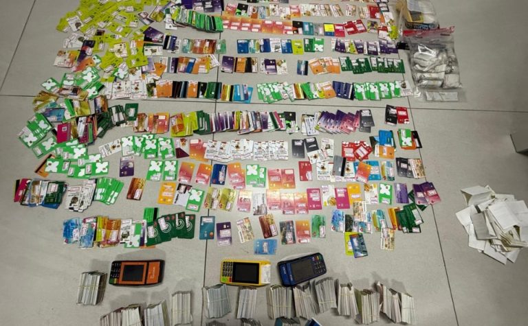 Casal é preso em condomínio de luxo com quase 2 mil cartões de alimentação no ES