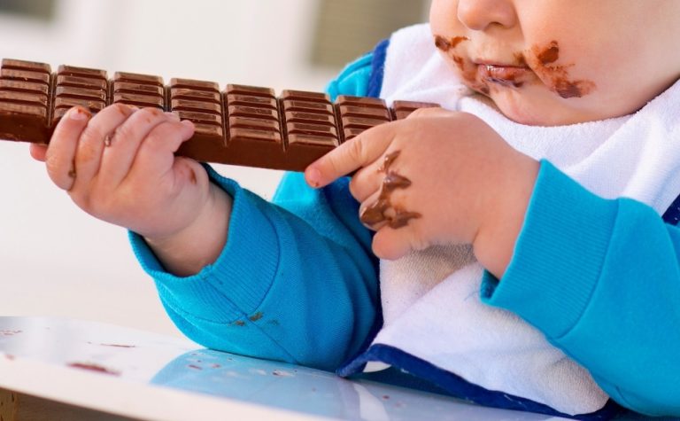 Chocolate não é indicado para bebês de até 2 anos, mesmo sem açúcar; veja riscos