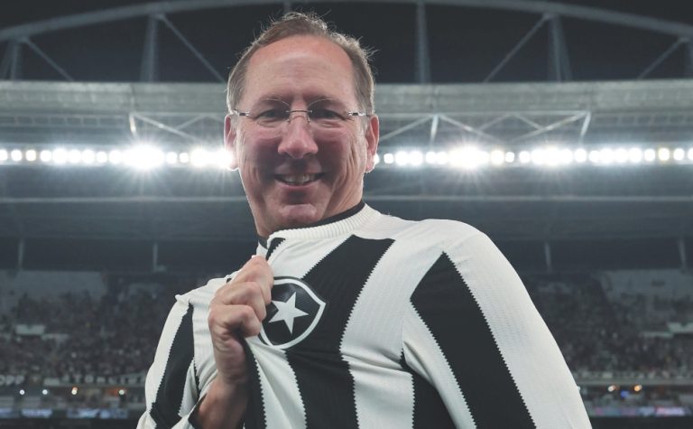 Clube social articula saída de John Textor do Botafogo