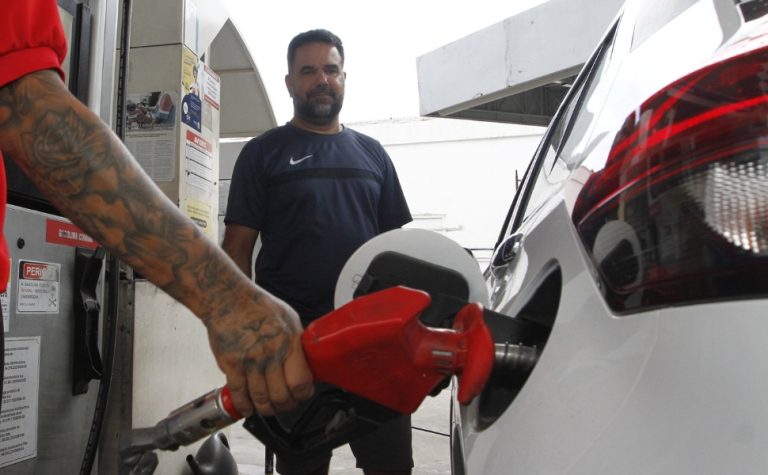 Com temor por aumento de combustíveis, capixabas aproveitam para encher o tanque