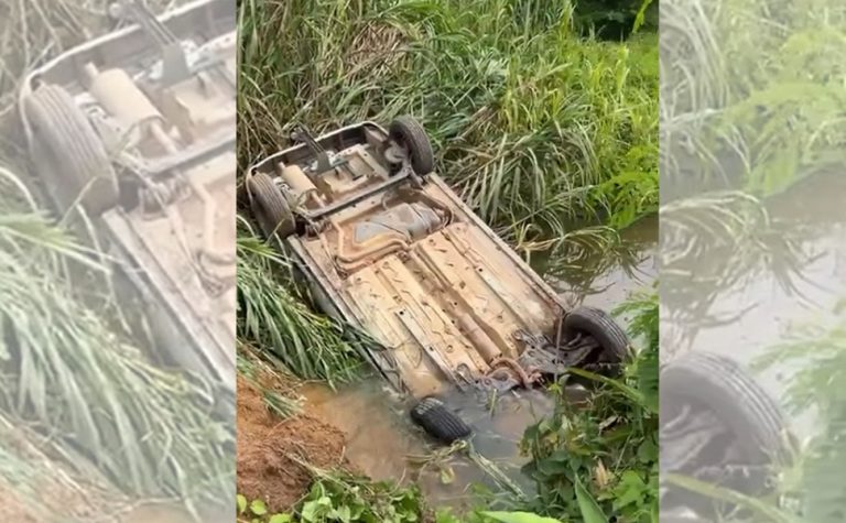 Dupla rouba carro, capota em córrego, assalta motocicleta e foge no norte do Estado