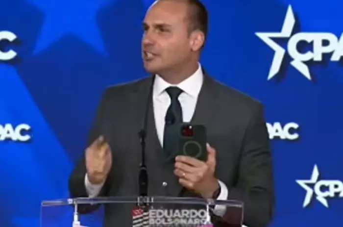 Eduardo Bolsonaro diz gravar vídeo para o pai, mas Moraes barrou celular