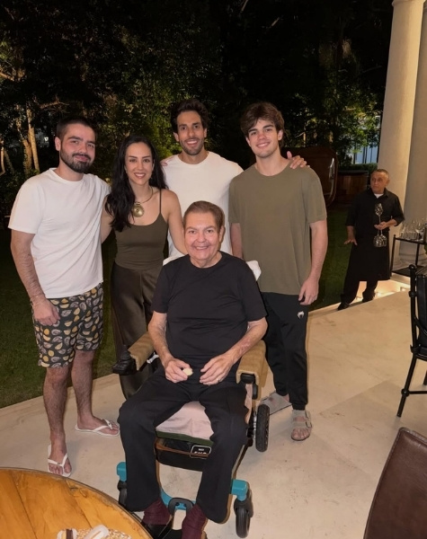 Em cadeira de rodas, Faustão faz rara aparição em foto com família