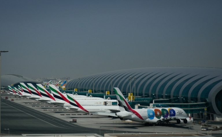 Emirates e Qatar Airways suspendem voos após fechamento de espaço aéreo em Dubai